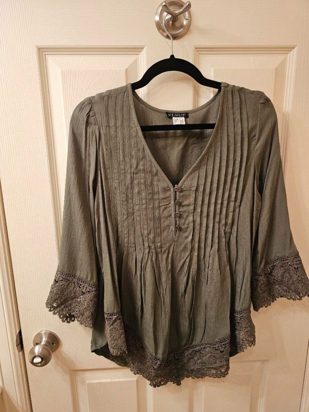 NWOT Venus Small Camo Green V-Neck Blouse w / Lace Detail